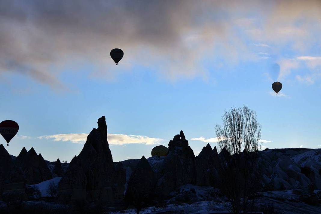 Beyaza bürünen Kapadokya büyüledi! Şehrin ışıkları geceyi aydınlattı 19